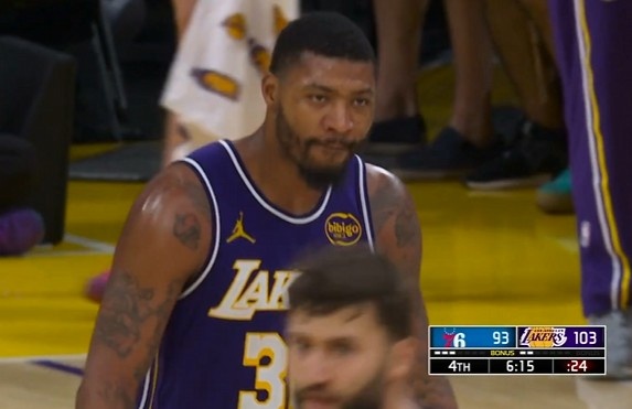 开云体育平台app-分差上双了！斯玛特外线连中两记三分球 湖人领先76人10分