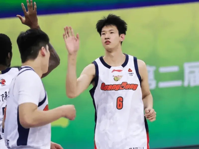 开云体育官网-广东104-113上海1喜3忧!黄明依奇兵,内线+张皓嘉没法看!|CBA俱乐部杯|杜锋|球员|比赛|对手_新浪体育_新浪新闻